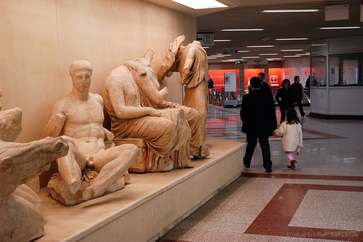 Metro-Station AKROPOLI, Attiko-Metro Athen. Kopien von Marmorskulpturen der Akropolis
