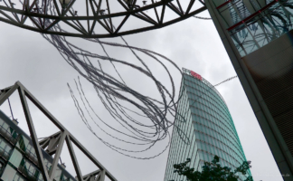 AIRLINES XXV-1 · Tauben · Potsdamer Platz · Berlin · 7 Sekunden AIRLINES XXV-1 · Tauben · Potsdamer Platz · Berlin · 7 Sekunden